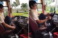 Hoàng Long đình chỉ tài xế “vừa lái xe vừa đi tất, đi giày”