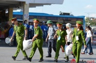 Nam thanh, nữ tú học viên Học viện Cảnh sát phơi nắng đón sĩ tử