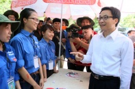 Phó Thủ tướng Vũ Đức Đam kiểm tra, thăm hỏi địa điểm thi khiến mọi người cảm động