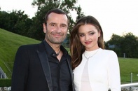 Siêu mẫu Miranda Kerr khoác tay thân mật chủ tịch Swarovski