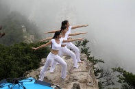 Lạnh người xem 3 người đẹp tập yoga trên núi cao 2.000m gây xôn xao