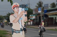 Nhiều tài xế giật mình với hình nộm cảnh sát giao thông bắn tốc độ 