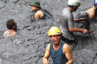 Quảng Ninh: Tiếc của, cả trăm người dân đổ ra suối nạo vét than bất chấp nguy hiểm