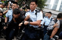 Hong Kong : Một phụ nữ bị kết án tù vì dùng... ngực tấn công cảnh sát cấp cao