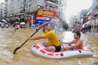 Trung Quốc: Đường phố chìm trong biển nước sau trận mưa lớn