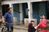 Thương Tín vào vai chồng của Thân Thúy Hà với dáng vóc khắc khổ