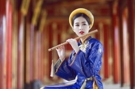 Đặng Thu Thảo nền nã trong áo dài truyền thống