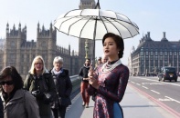 Huyền My mang vẻ đẹp thiếu nữ Hà thành tới London