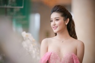 Huyền My gợi cảm với váy vai trần