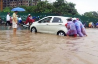 Nhiều khu vực Hà Nội ngập nặng sau mưa lớn