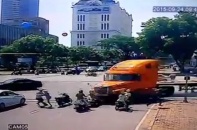 Hãi hùng hình ảnh xe container bị mất lái lao nhanh ở một ngã tư Hồ Chí Minh