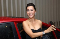 MC Kỳ Duyên sexy với váy cúp ngực 