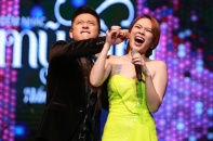 Tuấn Hưng nhéo tai Mỹ Tâm tại đêm nhạc