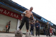 Kinh ngạc với người đàn ông U60 đi "giày bê tông" 70 kg để tập thể dục 