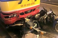 Ôtô buýt đâm hàng loạt xe máy đang trú mưa dưới hầm Kim Liên