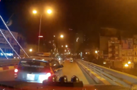Người lái xe bán tải đuổi theo taxi gây tai nạn trên cầu vượt phạm lỗi gì?