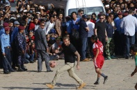 Becks làm náo loạn đường phố Nepal