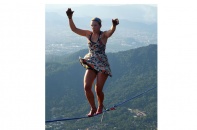 Thót tim với cô gái đi trên dây bằng giầy cao gót ở độ cao 840 m