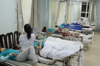 Vụ hơn 100 công nhân nghi bị ngộ độc: Đình chỉ bếp ăn tập thể