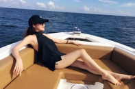 Bảo Anh khoe dáng gợi cảm trên biển ở Miami