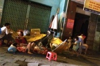 Người dân ngủ lề đường sau vụ cháy kinh hoàng ở Sài Gòn