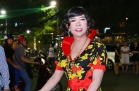Nam ca sĩ Long Nhật gây sốc khi mặc váy hoa đi event