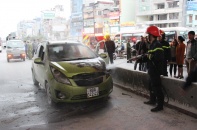 Ôtô bất ngờ bốc cháy dưới gầm cầu vượt Ngã Tư Sở