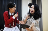 Diva Hồng Nhung tết tóc như gái teen, tập hát với Thanh Lam