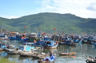 Một ngư dân trở về sau một ngày bị sóng đánh văng xuống biển