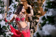 Bellydance Đỗ Hồng Hạnh "hâm nóng" không khí Noel bằng loạt ảnh nóng bỏng