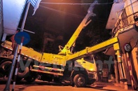 Hà Nội: Xe bê tông bất ngờ đổ nghiêng giữa đêm suýt va vào nhà dân