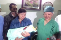 Bố mẹ bật khóc khi đón bé đầu tiên chào đời bằng phương pháp mang thai hộ