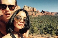 Vanessa Hudgens gặp rắc rối lớn vì viết tên lên phiến đá quý