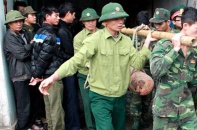 Một hộ buôn phế liệu giao nộp... 3 quả bom