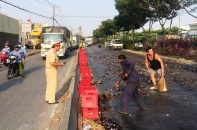 Hàng chục két bia vỡ nát khắp mặt đường gây ùn ứ kéo dài