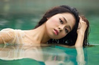 Ca sĩ Hoàng Quyên:  "Vui vì đứng ngoài vòng xoáy" 