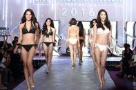 Dàn người đẹp chuyển giới Thái catwalk với bikini 