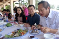 Bộ trưởng Trương Minh Tuấn cùng các nhà báo ăn cá biển tại Quảng Bình