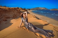 Hoa hậu Kỳ Duyên ấn tượng giữa cồn cát