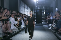 Vợ chồng Hà Kiều Anh thích thú xem hai con catwalk