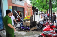 Sập ô văng nặng 4 tấn, nhiều người thoát chết 