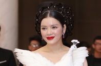 Lý Nhã Kỳ mặc đẹp nhất với váy con công trong "Đêm hội chân dài" 