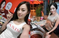 Quán ăn vặt đông nghịt khách vì cô chủ quá xinh đẹp