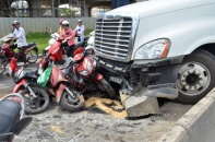 Kinh hoàng xe Container "điên" húc văng ô tô và nhiều xe máy trên xa lộ Hà Nội 