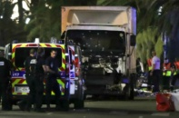 Xe tải lao vào đám đông mừng quốc khánh ở Pháp, hơn 74 người thiệt mạng