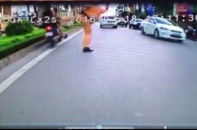 CSGT tung chân đá người đi xe máy vi phạm lao vào dải phân cách bị tạm đình chỉ 