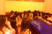 Bất ngờ bị kiểm tra quán Bar Enjoy, tiếp viên mặc bikini chạy tán loạn