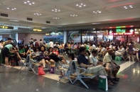 Nhiều hành khách mắc kẹt ở sân bay Nội Bài vì mưa bão