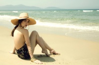 Yến Trang táo bạo bán nude trên bãi biển Đà Nẵng