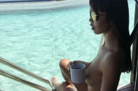 Siêu mẫu Hà Anh táo bạo bán nude trong kỳ trăng mật